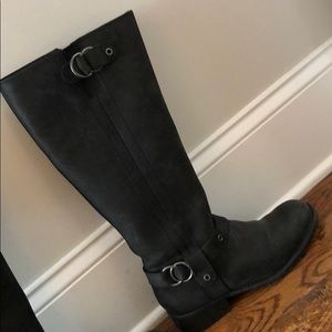 Clark’s black boot